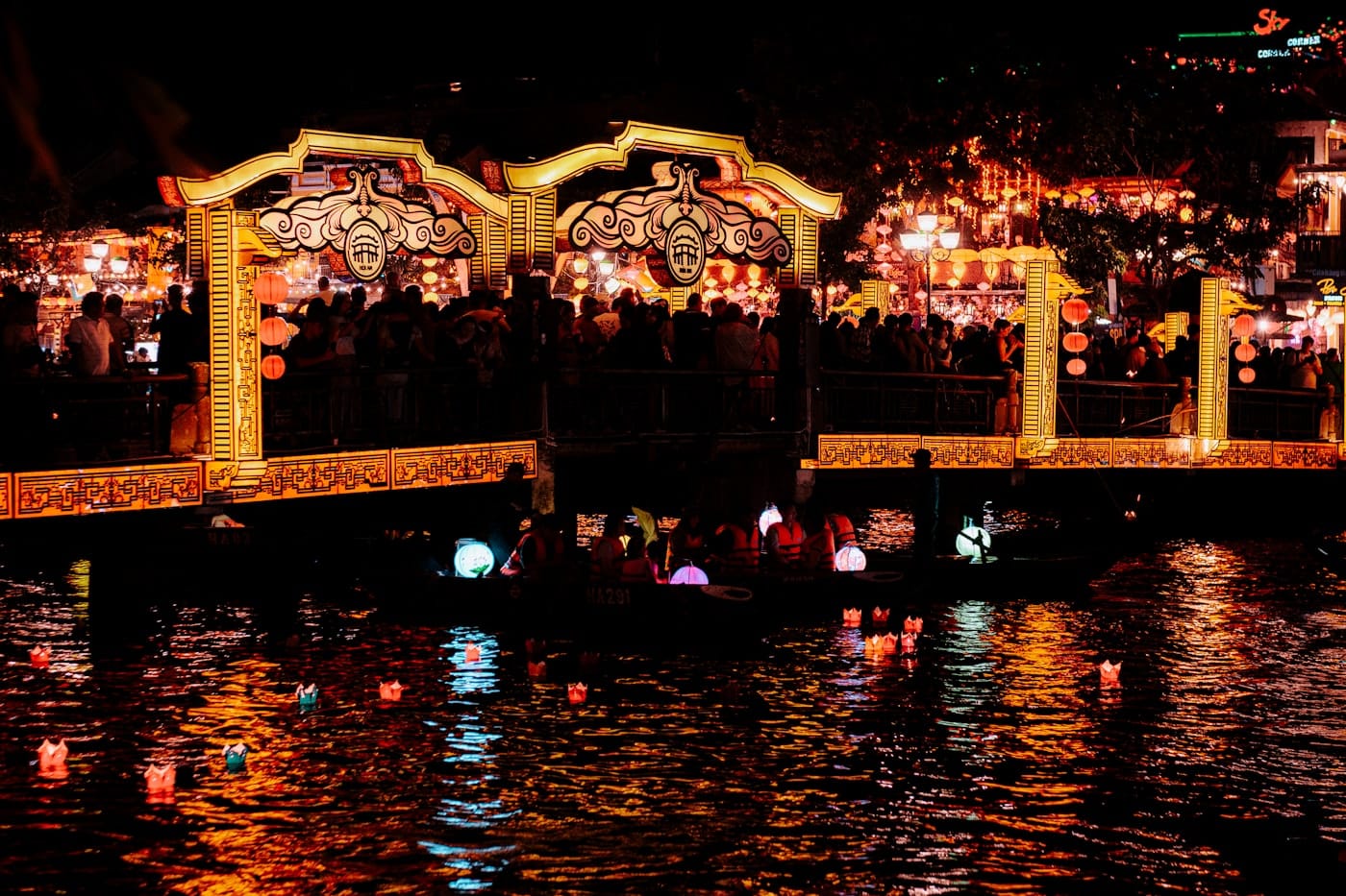 Hoi An de noche: farolillos y barca
